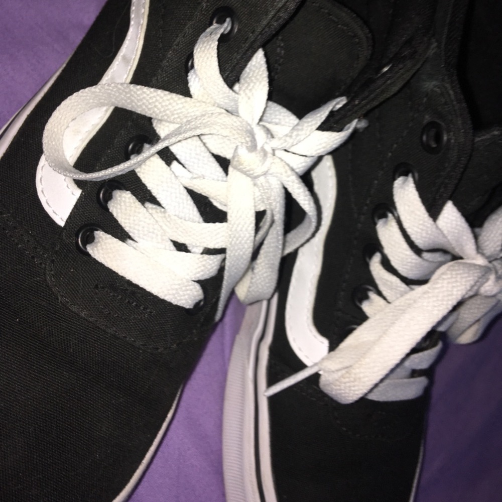 HI TOP BLACK AND WHITE VANS